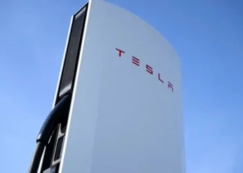 Estação de recarga da Tesla perto de Berlim, Alemanha • Annegret Hilse/Reuters