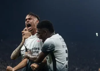 João Pedro tchoca voltou ao Corinthians • Rodrigo Coca / Agência Corinthians