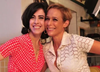 Em "Tapas e Beijos", Fátima (Fernanda Torres) e Sueli (Andrea Beltrão) formam uma dupla dinâmica à frente da loja Djalma Noivas, onde cuidam com dedicação e muito bom humor dos preparativos para os casamentos • Reprodução