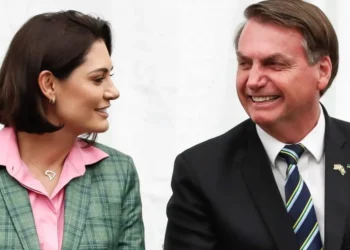A ex-primeira-dama Michelle Bolsonaro e o ex-presidente Jair Bolsonaro (PL) • Alan Santos/PR - 09.mar.2020