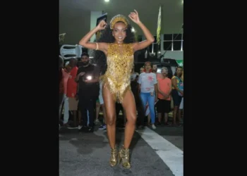 Thelminha no ensaio de rua do Salgueiro • Victor Chapetta/ AgNews