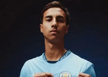Vitor Reis foi anunciado nesta terça-feira (21) pelo Manchester City • Divulgação/Manchester City