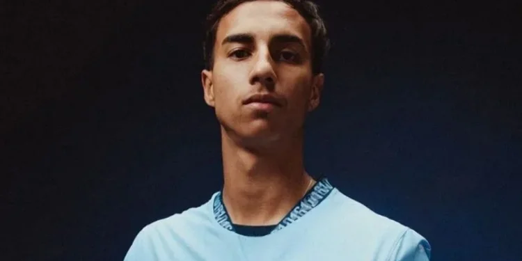 Após anúncio no City, Vitor Reis bomba nas redes sociais