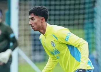 Vitor Reis durante treino do Manchester City • Divulgação / X ManCity