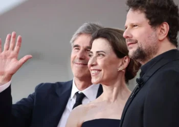Diretor Walter Salles e atores Fernanda Torres e Selton Mello, de "Ainda Estou Aqui" no tapete vermelho do Festival de Veneza • REUTERS/Louisa Gouliamaki