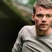 Ator de “O Agente Noturno” não caiu nas armadilhas da fama, diz showrunner