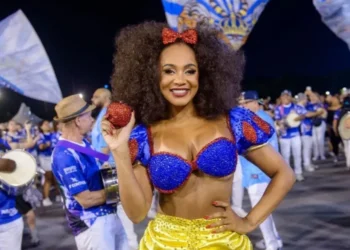 Theba Pitylla é rainha de bateria do Império de Casa Verde • Felipe Araújo/Liga-SP