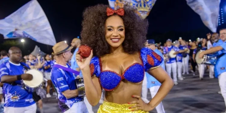 Theba Pitylla é rainha de bateria do Império de Casa Verde • Felipe Araújo/Liga-SP