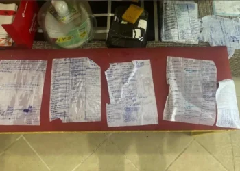 Cerca de R$ 66 mil em espécie, anotações do tráfico de drogas e celulares foram apreendidos com a foragida. • SSP-BA