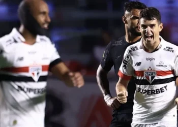 Oscar e Lucas comemoram um dos gols do São Paulo sobre o Corinthians • MARCELLO ZAMBRANA/AGIF - AGÊNCIA DE FOTOGRAFIA/AGIF - AGÊNCIA DE FOTOGRAFIA/ESTADÃO CONTEÚDO