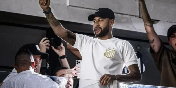 Neymar tem acordo verbal para voltar ao Santos, diz jornalista italiano