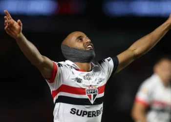 Lucas Moura comemora um dos gols que marcou em São Paulo 3 x 1 Corinthians • Rubens Chiri, Paulo Pinto e Miguel Schincariol/Saopaulofc.net