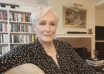 A estrela de "Atração Fatal" e "101 Dálmatas" também lamentou a falta de conhecimento histórico entre os americanos • Instagram/Glenn Close