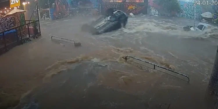 Vídeo mostra Beco do Batman sendo engolido por enxurrada em poucos minutos