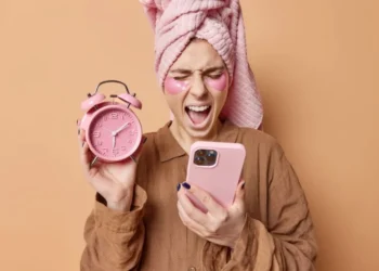 De acordo com especialistas, trocar seu telefone por um despertador pode ajudar você a dormir melhor • Freepik