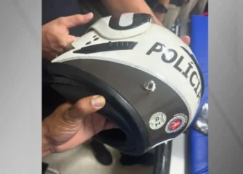 Capacete do policial foi atingido por tiro em Salvador (BA) • Reprodução