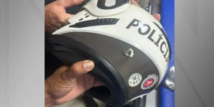 Capacete do policial foi atingido por tiro em Salvador (BA) • Reprodução