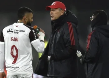 Gabigol e Renato durante jogo do Flamengo na Libertadores de 2021 • Gustavo Garello-Pool/Getty Images