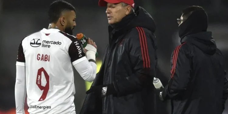 Gabigol e Renato durante jogo do Flamengo na Libertadores de 2021 • Gustavo Garello-Pool/Getty Images