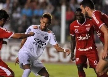 Neymar disputa a bola no duelo entre Santos e Mogi Mirim em 2011 • Ivan Storti/Santos