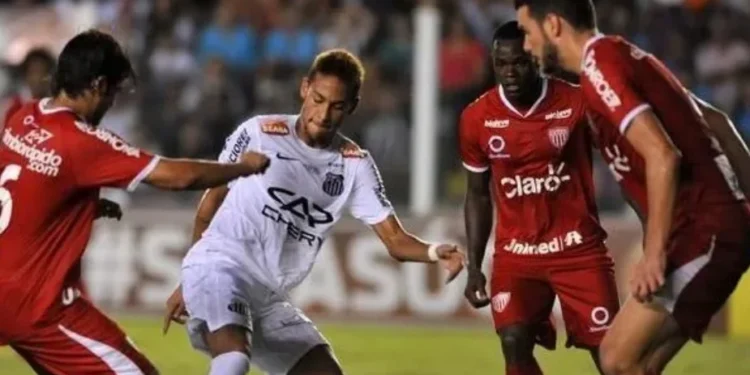 Neymar disputa a bola no duelo entre Santos e Mogi Mirim em 2011 • Ivan Storti/Santos