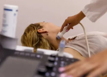 Tumor na tireoide é um dos tipos de câncer de cabeça e pescoço • Fotostorm/GettyImages