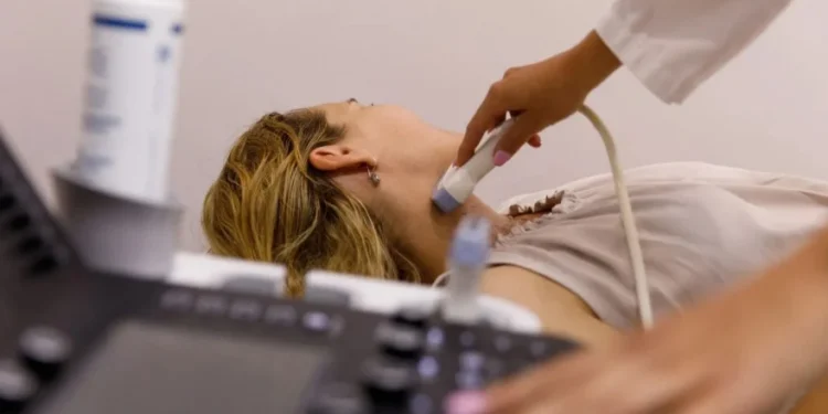 Tumor na tireoide é um dos tipos de câncer de cabeça e pescoço • Fotostorm/GettyImages