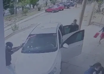 Momento em que homem desce da moto e dispara contra mulher em frente a hospital no RS • Reprodução