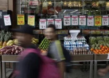 Alimentos são vendidos em mercado no Rio de Janeiro • Ricardo Moraes/Reuters