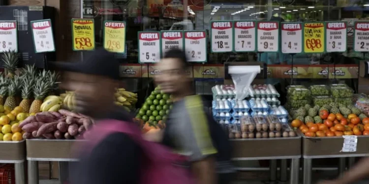 Inflação de alimentos dói mais no bolso das famílias mais pobres; entenda