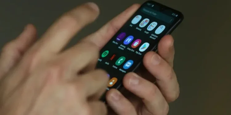 Celulares nas escolas em SP: veja documento na íntegra com novas regras