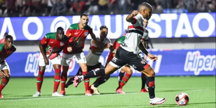 Joia brilha no fim, e São Paulo vence a Portuguesa em retorno ao Pacaembu