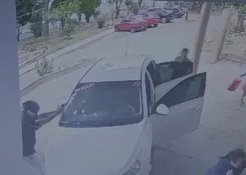 Momento em que homem desce da moto e dispara contra mulher em frente ao hospital no RS • Reprodução