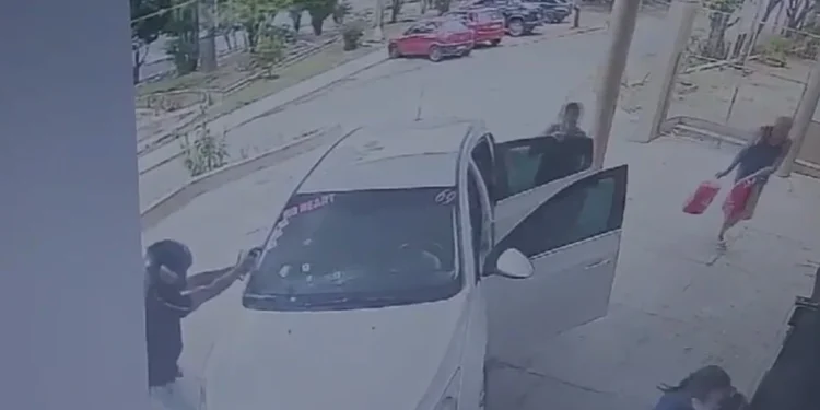 Momento em que homem desce da moto e dispara contra mulher em frente ao hospital no RS • Reprodução