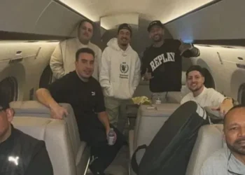Neymar postou foto com amigos e familiares em um avião particular • Reprodução/Instagram
