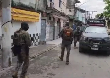 A ação é comandada pelo Comando de Operações Especiais (COE) da PM, com participação do Batalhão de Operações Especiais (Bope). • PMERJ