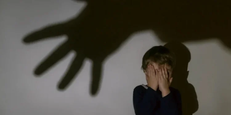 Caso Quênia: Madrasta é condenada a 30 anos de prisão pela morte de menina