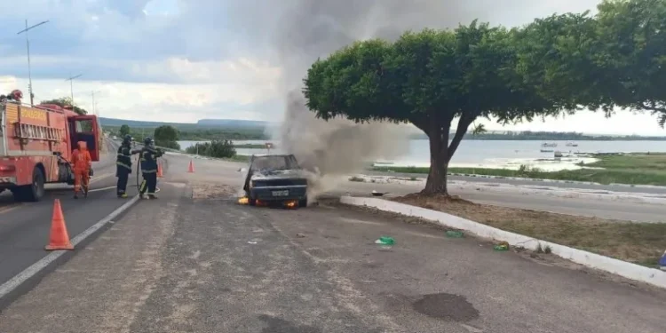 Sem CNH e com licenciamento vencido, homem queima carro após ser parado