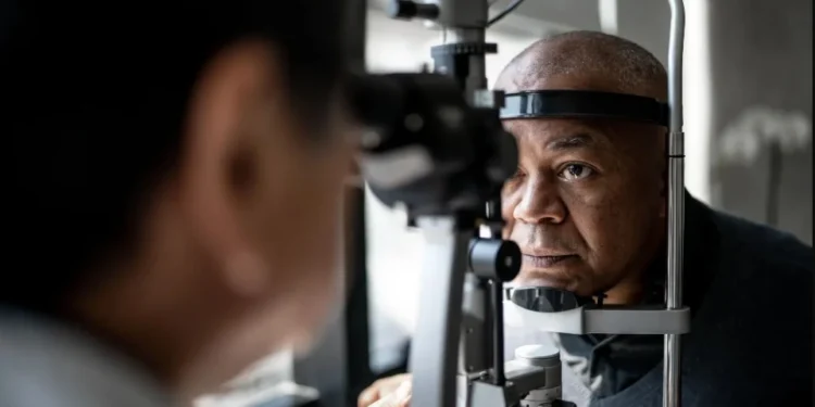 Exame ocular pode ajudar a prever risco de AVC, diz estudo