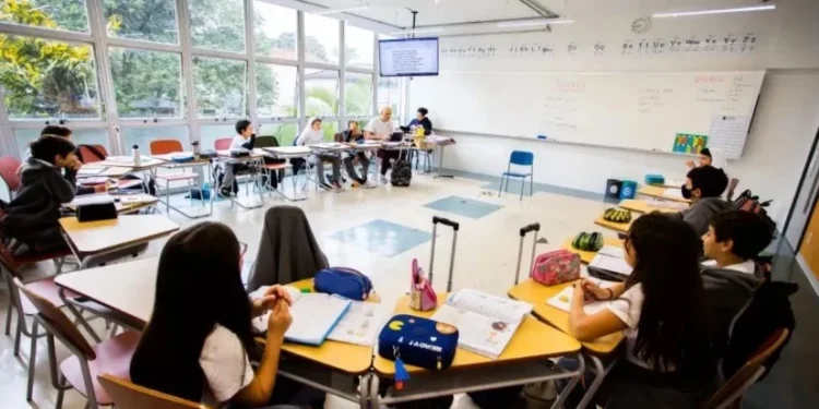 Até professores sem celular: veja protocolos adotados por escolas de elite