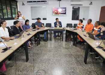 Secretário Marcello Lelis com representantes do Naturatins, Corpo de Bombeiros e Defesa Civil reunidos no CIGMA para planejar ações de prevenção e combate aos incêndios florestais no Tocantins.Marcel de Paula/Governo do Tocantins