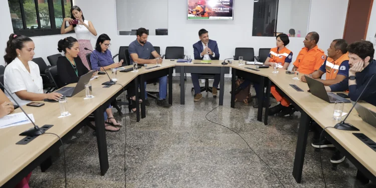 Secretário Marcello Lelis com representantes do Naturatins, Corpo de Bombeiros e Defesa Civil reunidos no CIGMA para planejar ações de prevenção e combate aos incêndios florestais no Tocantins.Marcel de Paula/Governo do Tocantins