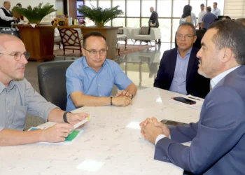 O governador Wanderlei Barbosa recebeu nesta quinta-feira, 13, o diretor-presidente da Energisa Tocantins, Alessandro Brum, que estava acompanhado do diretor Técnico e Comercial da empresa, Alberto Cunha, e do diretor de relações institucionais, Alan kardek Moreira