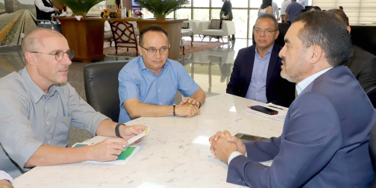 O governador Wanderlei Barbosa recebeu nesta quinta-feira, 13,   o diretor-presidente da Energisa Tocantins, Alessandro Brum, que estava acompanhado do diretor Técnico e Comercial da empresa, Alberto Cunha, e do diretor de relações institucionais, Alan kardek Moreira