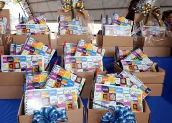 Kit é composto por cadernos, caderno de desenho, borrachas, apontadores, lápis grafite, réguas, canetas esferográficas azuis, pretas e vermelhas