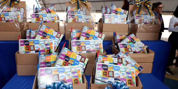 Governo do Tocantins abre ano letivo com entrega de kits de material escolar que irão beneficiar 140 mil estudantes da rede estadual