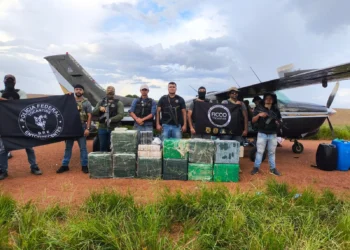 Estima-se que cerca de 450kg estavam no interior da aeronave que também foi apreendida - Divulgação FICCO