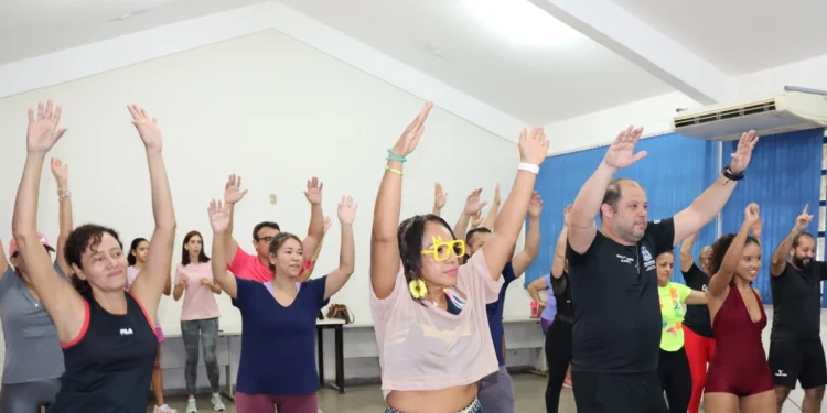 A aula foi conduzida por diversos ritmos carnavalescos, criando um espaço vibrante - Foto: Adrielly Calixto/Governo do Tocantins