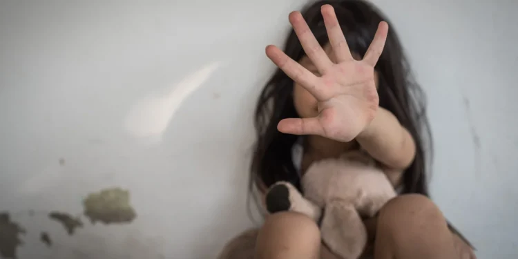 As investigações envolvem vítimas com idades entre 3 e 11 anos, sendo a maioria do sexo feminino - Foto: Imagem Ilustrativa/Reprodução