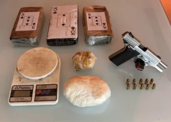 Pistola, munições e drogas apreendidas com o indivíduo preso em flagrante - Divulgação PCTO